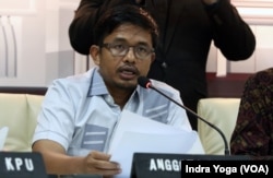 Ketua Divisi Teknis Komisi Pemilihan Umum (KPU) RI, Idham Holik. (VOA/Indra Yoga)