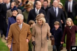 FILE - Raja Charles III dari Inggris dan Ratu Camilla tiba menghadiri kebaktian Natal di Gereja St Mary Magdalene di Sandringham, Norfolk, Inggris, 25 Desember 2023. (AP/Kin Cheung)