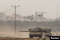 Tank Israel memasuki kembali Israel dari Gaza dekat perbatasan Israel-Gaza di Israel selatan, 11 Januari 2024. (Foto: Reuters)