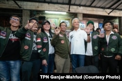 Cawapres Mahfud MD mendampingi capres Ganjar Pranowo menghadiri deklarasi dukungan kelompok musik Slank pada Ganjar-Mahfud di Jl. Potlot III, Jakarta Selatan, Sabtu, 20 Januari 2024. (Foto: TPN Ganjar-Mahfud)