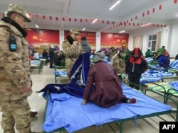 Penduduk setempat beristirahat di tempat penampungan sementara setelah gempa berkekuatan 7,1 melanda Kabupaten Wushi, prefektur Aksu, di wilayah Xinjiang barat laut China, 23 Januari 2024. (CNS / AFP)