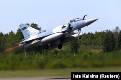 Pesawat tempur Mirage 2000-5 Angkatan Udara Prancis lepas landas selama Misi Pemolisian Udara Baltik NATO di pangkalan udara militer Amari, Estonia, 25 Mei 2018. (Foto: REUTERS/Ints Kalnins)