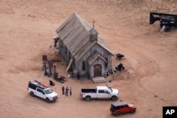 Gambar dari udara lokasi syuting Bonanza Creek Ranch di Santa Fe, 23 Oktober 2021. (Foto Jae C. Hong/AP Photo)