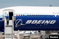 Logo Boeing terlihat pada pesawat 777-9 yang dipamerkan pada International Paris Airshow ke-54 di Bandara Le Bourget dekat Paris, Prancis, 18 Juni 2023. (Foto: REUTERS/Benoit Tessier)