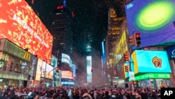 Hujan confetti memenuhi Times Square saat perayaan pergantian tahun, New York, Minggu, 31 Desember 2023. (Foto: Peter K. Afriyie/AP Photo)