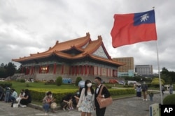 Sejumlah pengunjung di Balai Peringatan Chiang Kai-shek di Taipei, Taiwan, 9 Oktober 2022. Meski Pemerintah Taiwan berupaya melawan aksi militer China, tetapi banyak orang Taiwan tidak merasak ancaman itu. (Foto: Chiang Ying-ying/AP Photo)