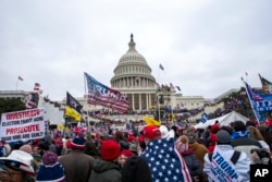 Kelompok pemberontak yang setia kepada Presiden Donald Trump menerobos Capitol AS di Washington pada 6 Januari 2021. (Foto: AP) ​