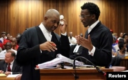 Reaksi Advokat Dali Mpofu (Kiri) saat berbincang dengan Advokat Tembeka Ngcukaitobi di Pretoria, Afrika Selatan. 2 November 2016. (Foto: REUTERS/Siphiwe Sibeko)