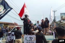 Para pekerja Indonesia Morowali Industrial Park (IMIP) memprotes kondisi kerja mereka di luar fasilitas di Bungku, Sulawesi Selatan, pada 27 Desember 2023. (Foto: AFP)