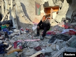 Seorang pria melihat lokasi serangan Israel terhadap sebuah rumah, di tengah konflik yang sedang berlangsung antara Israel dan Hamas, di Rafah di selatan Jalur Gaza, 18 Januari 2024. (Foto: Reuters)
