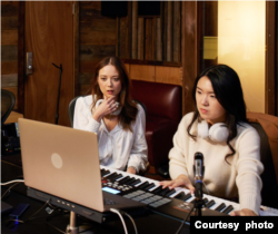 Komposer, sekaligus produser, Eunike Tanzil (kanan) saat menggarap lagu "Only Mine" di studio bersama penyanyi Laufey (kiri) (dok: Eunike)